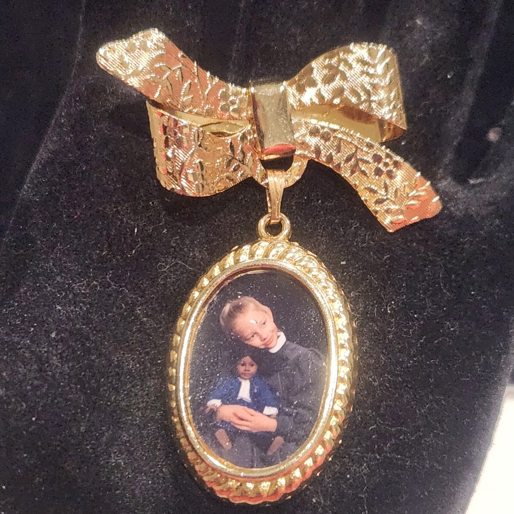 Vintage Gold Tone Bow Brooch with Oval Photo Frame Pendant Charm